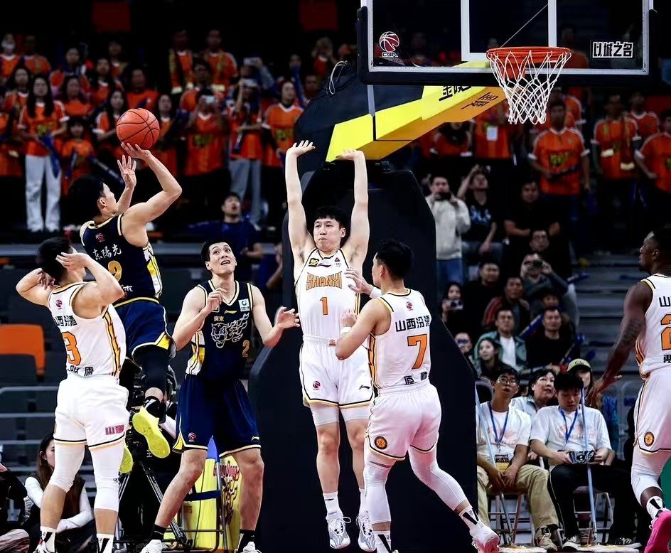 九游体育-关于关中金雕队对阵江汉雷霆队，田径总决赛火力全开，门将神扑救主——全面提速抢占先机的信息